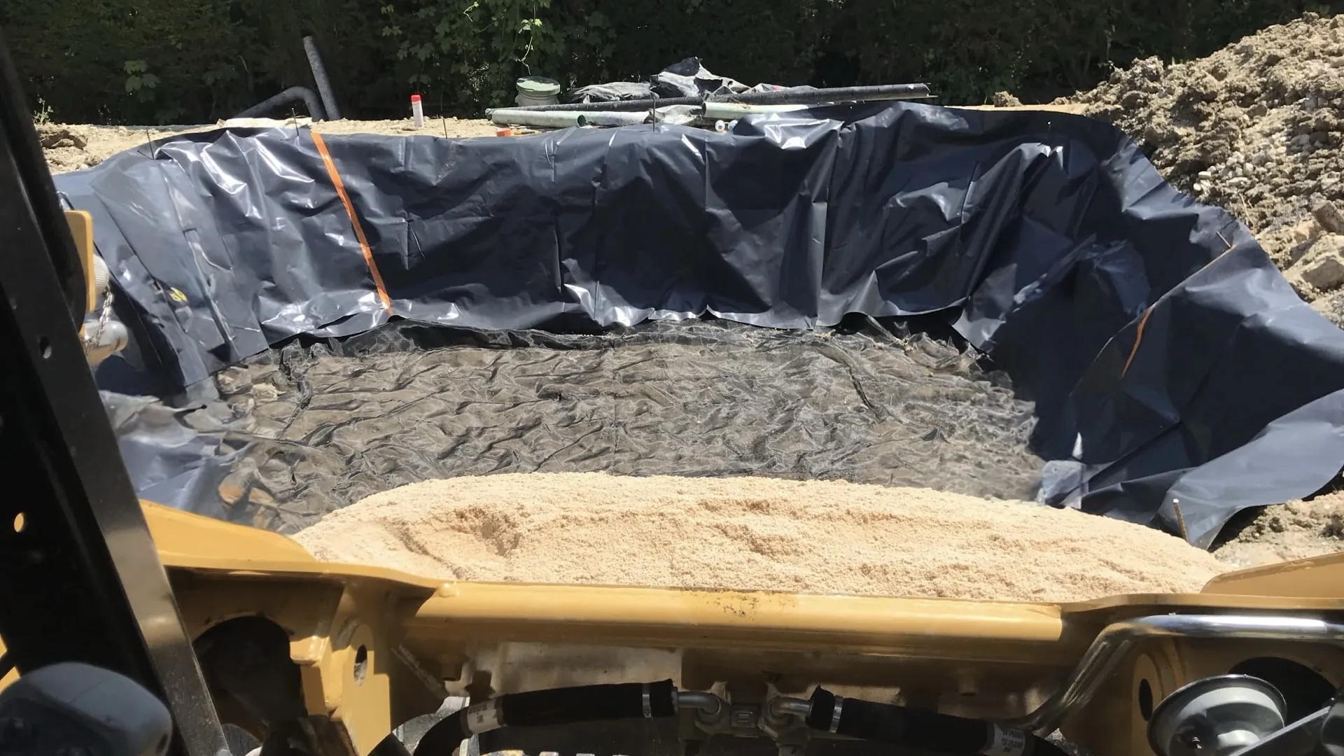 Construction de maison en parpaing, charpente et toiture en cours, Vaucluse
