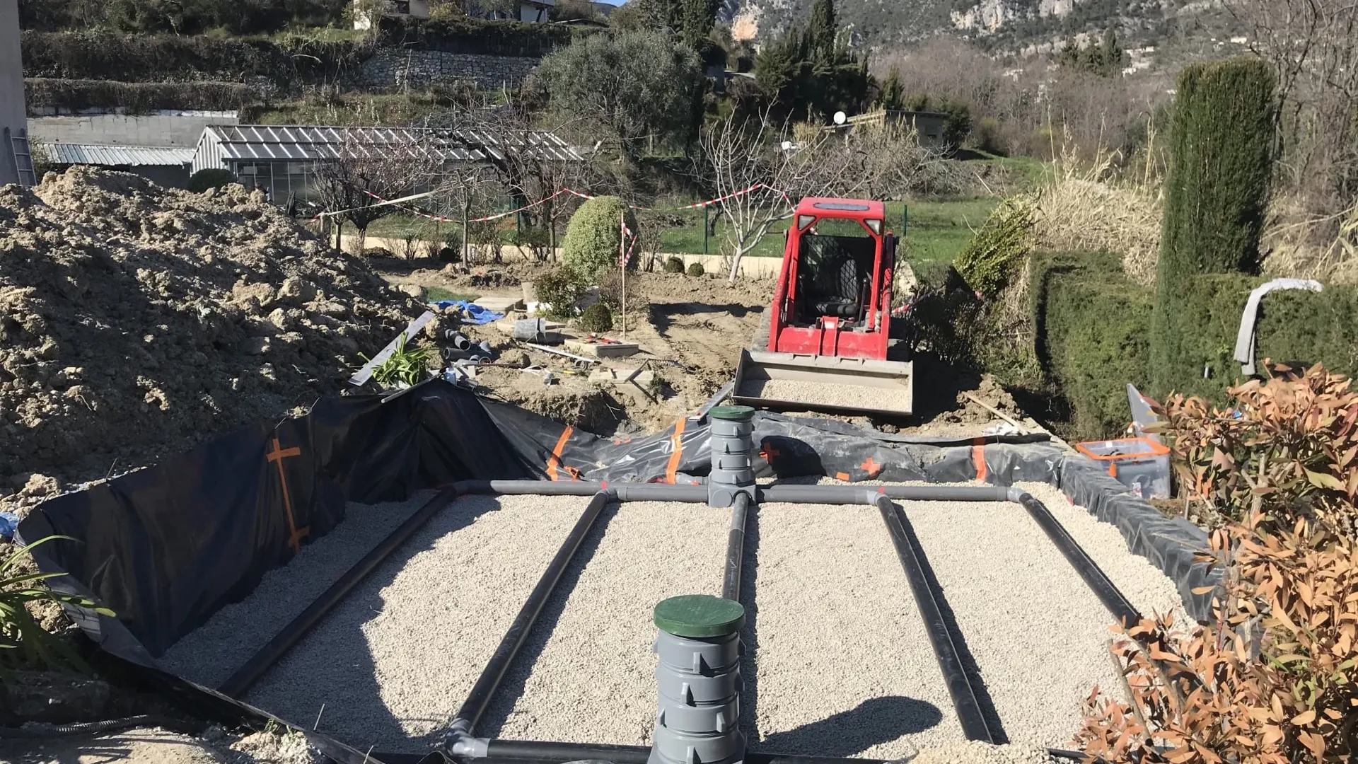 Terrassement et pose de g&eacute;omembrane pour la construction d&rsquo;une piscine